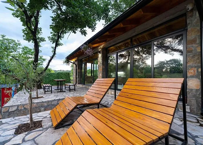 Rijeka Zeta, 别墅 *